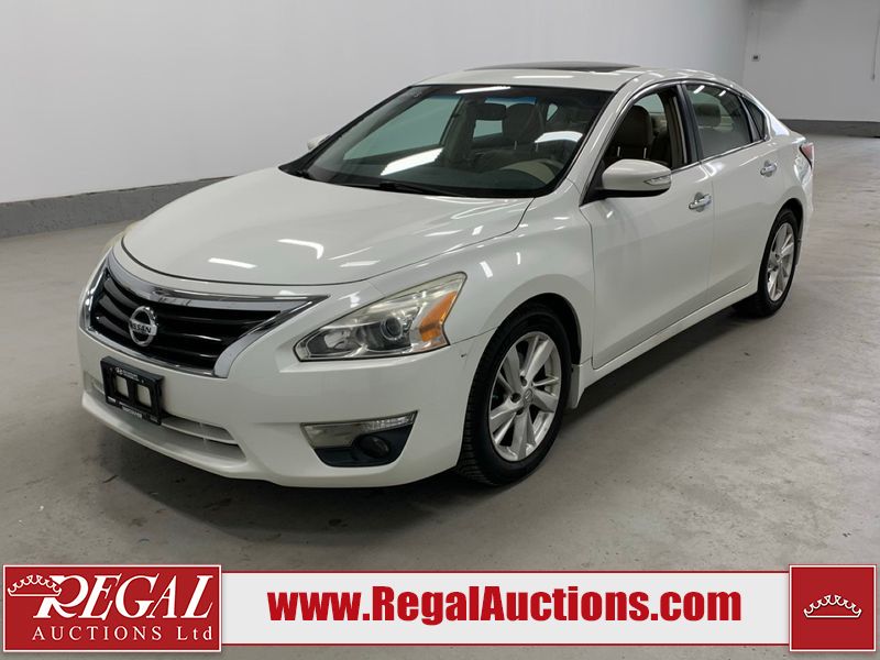 White 2013 Nissan Altima Sedan Front-Wheel Drive