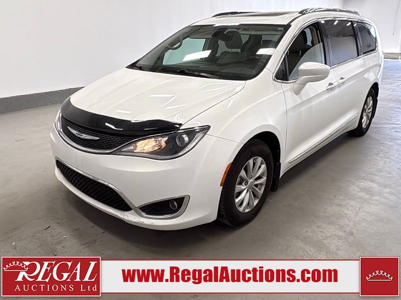 White 2018 Chrysler Pacifica Minivan Front-Wheel Drive